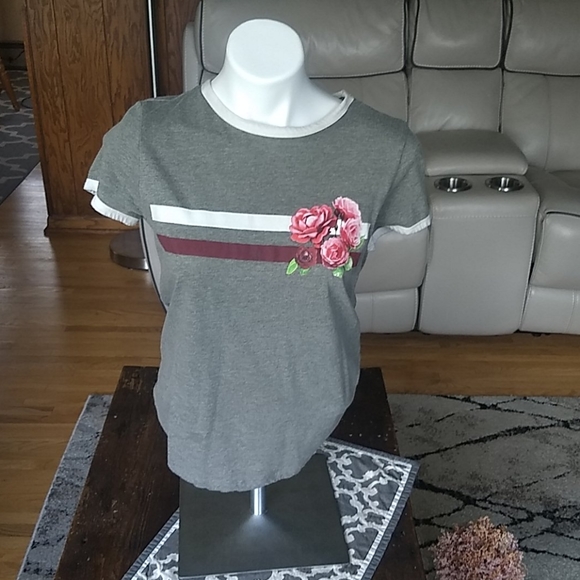 grey tee with maroon flowers - Picture 1 of 2